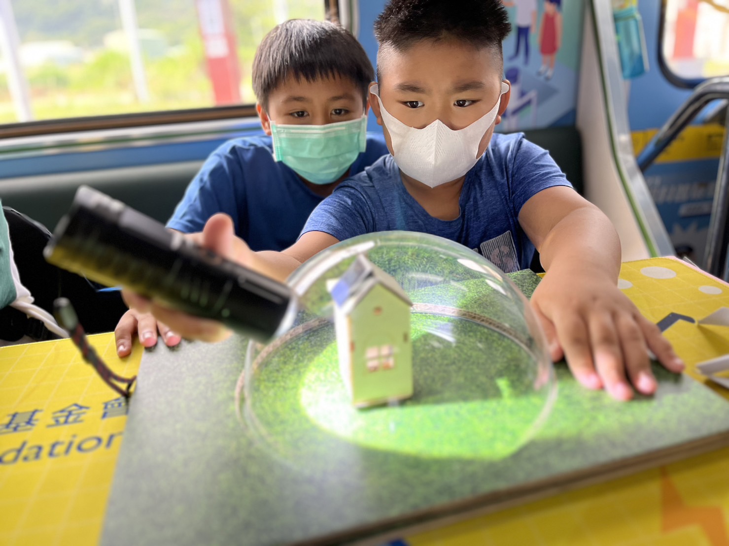 ng28南宫相信品牌力量參與基礎科學主題車廂，以STEAM教學精神，設計「逐日科學家」、「太陽能工程師」以及「淨零建築師」三大能源科普課程和實驗
